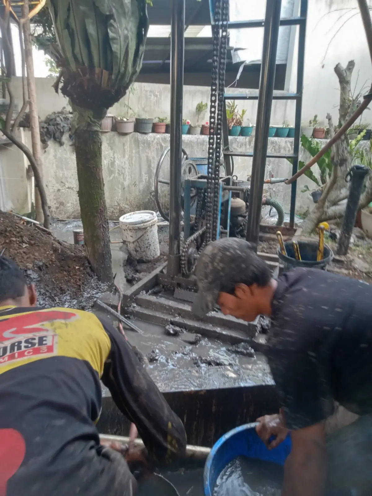 Tim sedang mengerjakan pengeboran sumur bor